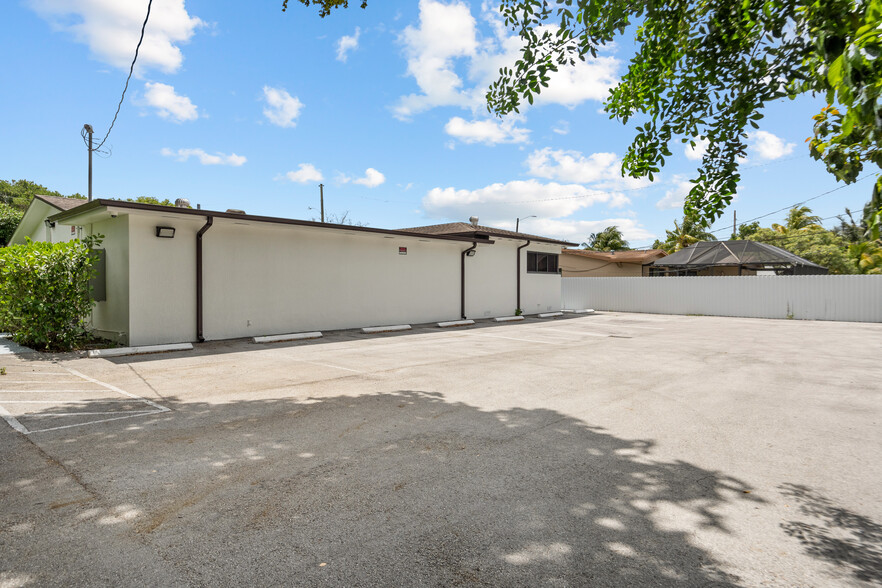 16170 NE 11th Ct, Miami, FL for sale - Building Photo - Image 3 of 25