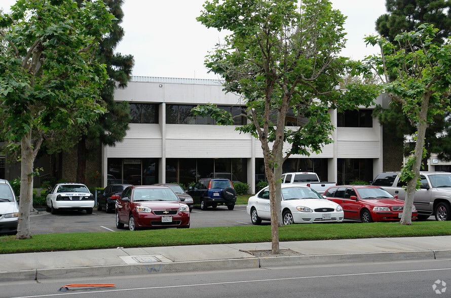 12900 Garden Grove Blvd, Garden Grove, CA for lease - Building Photo - Image 2 of 4