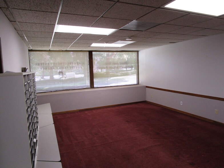 5053 La Mart Dr, Riverside, CA for lease - Interior Photo - Image 3 of 8