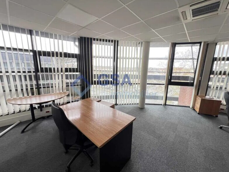 Office in Melun for lease - Interior Photo - Image 2 of 9
