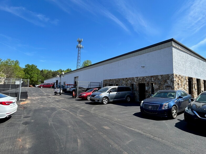 7525 Pence Rd, Charlotte, NC for lease - Building Photo - Image 1 of 2