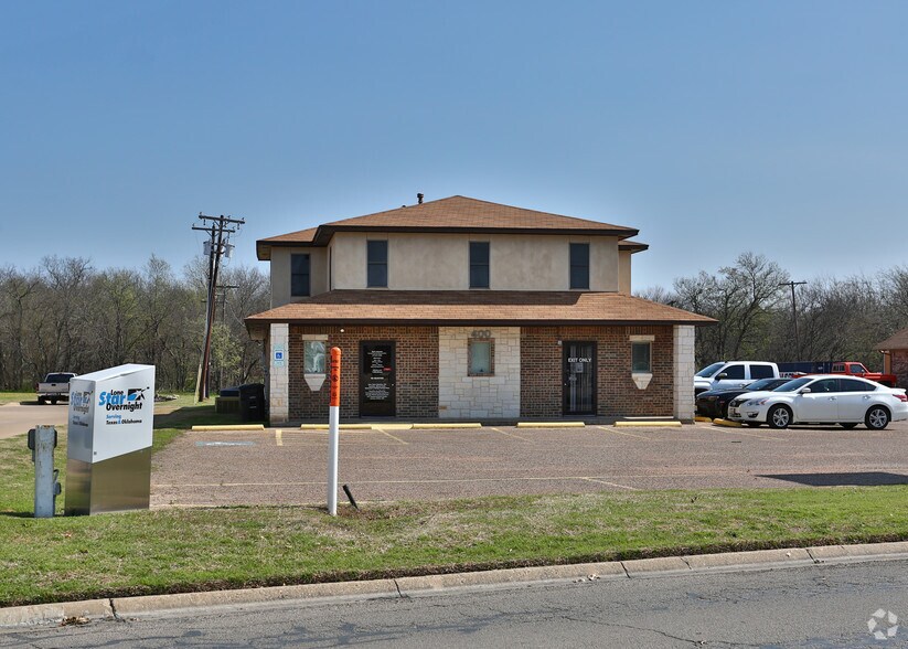 400 N Ridgeway Dr, Cleburne, TX for lease - Building Photo - Image 2 of 13