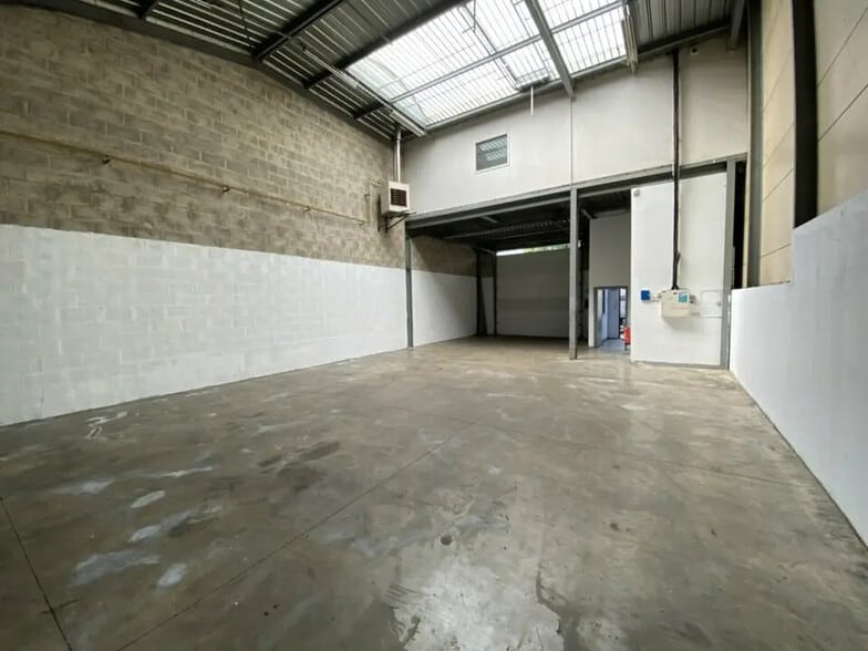 Flex in Le Thillay for lease - Building Photo - Image 2 of 6