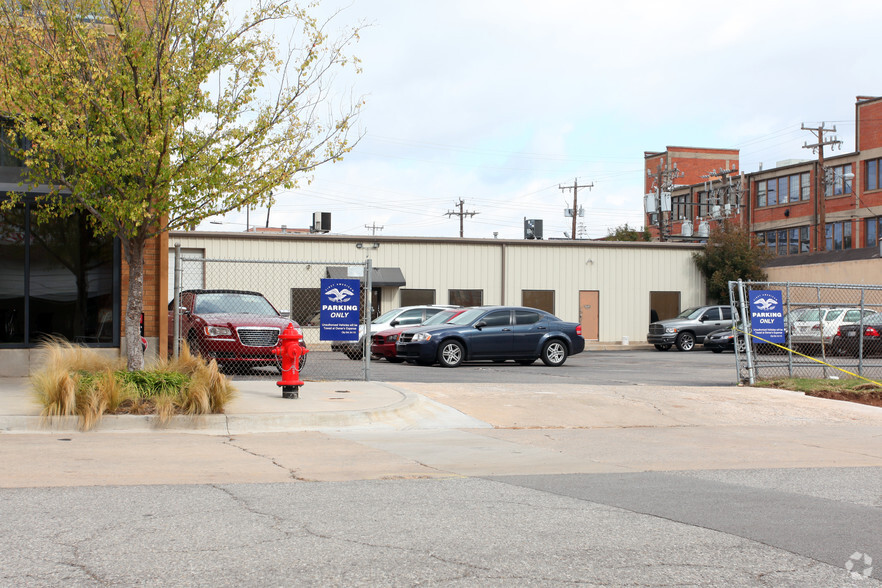 117 NW 8th St, Oklahoma City, OK for lease - Primary Photo - Image 1 of 2