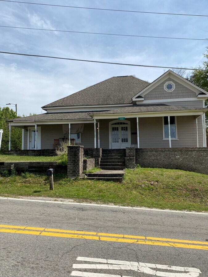 5252 Bouldercrest Rd, Ellenwood, GA 30294