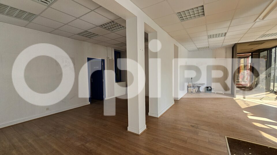 Retail in Montlucon for lease Interior Photo- Image 1 of 8