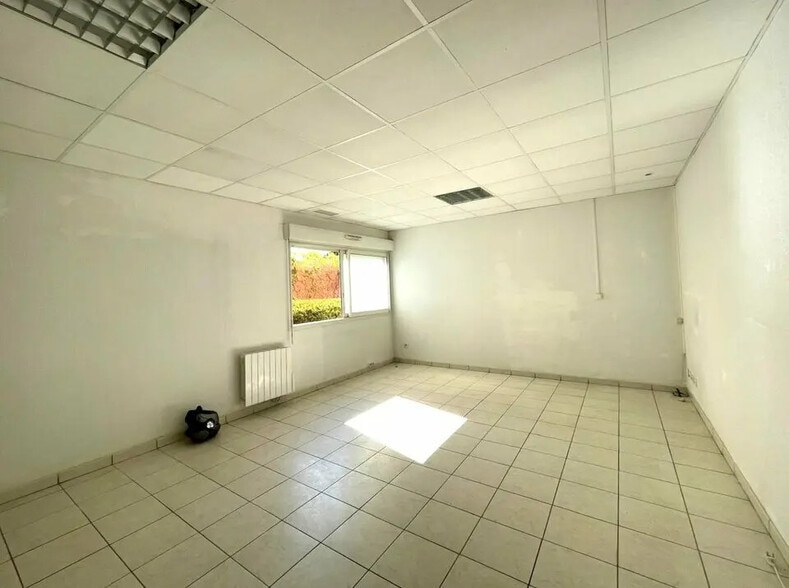 Office in Cagnes-sur-Mer for lease - Interior Photo - Image 2 of 7