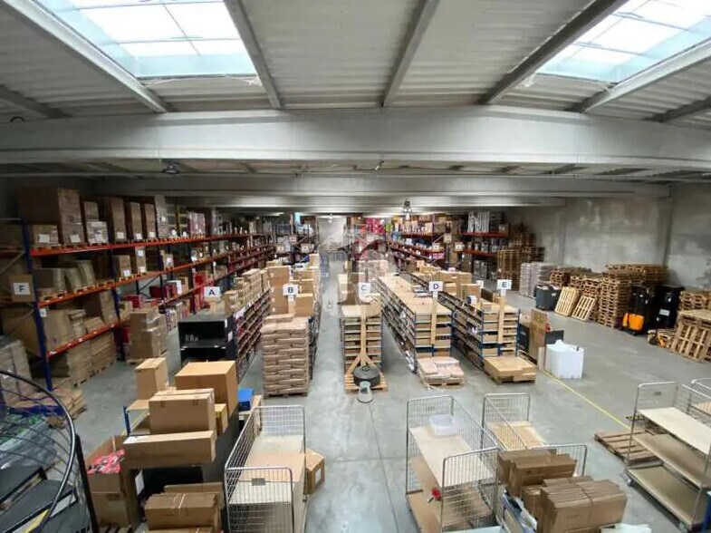 Office in Saint-André-lez-Lille for lease - Interior Photo - Image 1 of 6