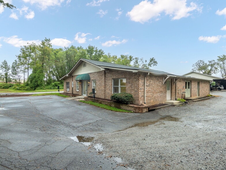 732 Jonesborough St, Hendersonville, NC for lease - Building Photo - Image 2 of 17
