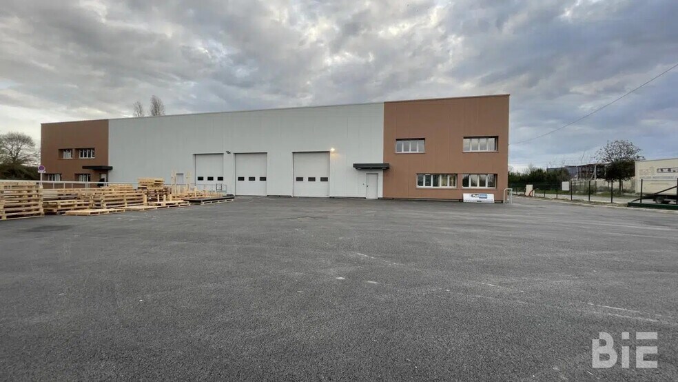 Office in Carbon-Blanc for lease - Building Photo - Image 2 of 7