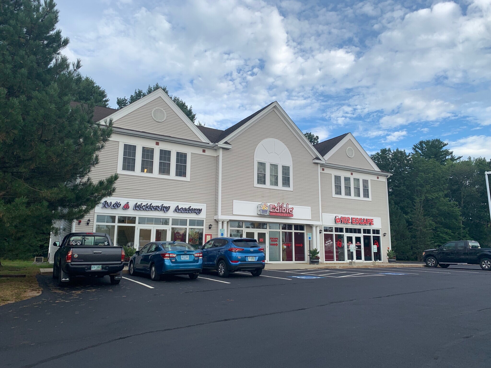 123 Nashua Rd, Londonderry, NH 03053 Crossroads Mall