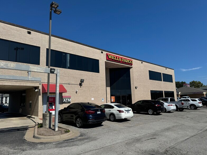 6112 McCart Ave, Fort Worth, TX for lease - Building Photo - Image 2 of 12