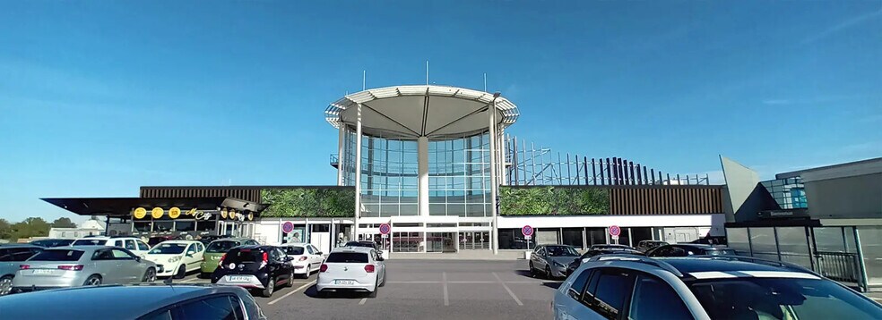 Retail in Le Mans for lease - Building Photo - Image 2 of 8