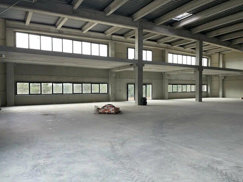 Flex in La Ciotat for lease - Interior Photo - Image 2 of 9