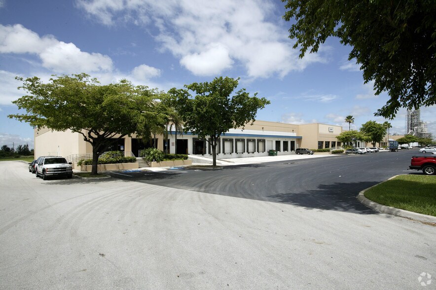 11800 NW 102nd Rd, Medley, FL for lease - Building Photo - Image 2 of 8