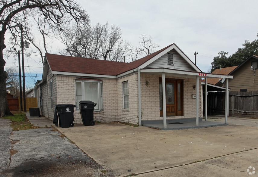 2615- 2619 North Fwy portfolio of 3 properties for sale on LoopNet.com - Primary Photo - Image 1 of 7