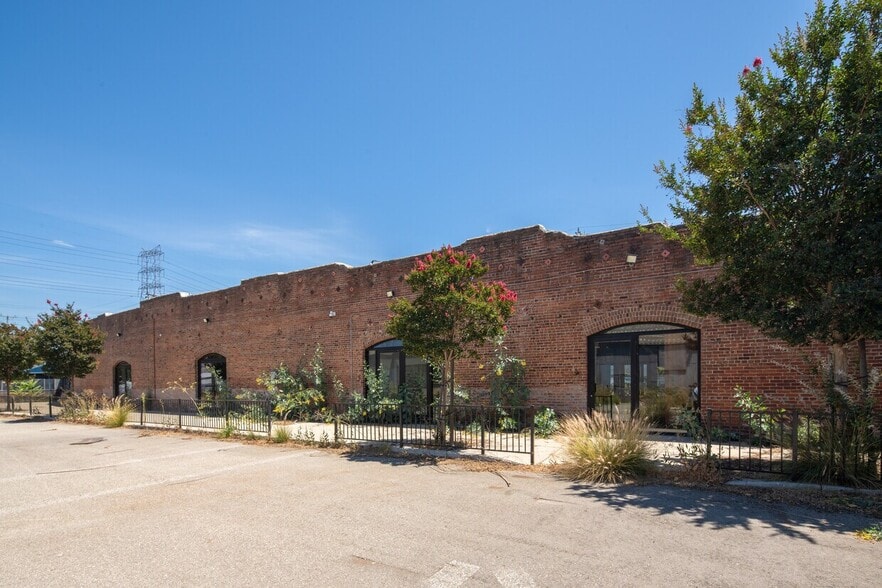 Hyperloop Campus portfolio of 3 properties for sale on LoopNet.com - Building Photo - Image 3 of 16