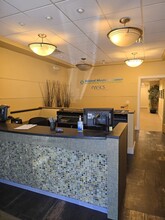 118-124 Glen Cove Rd, Roslyn Heights, NY for lease Lobby- Image 1 of 11