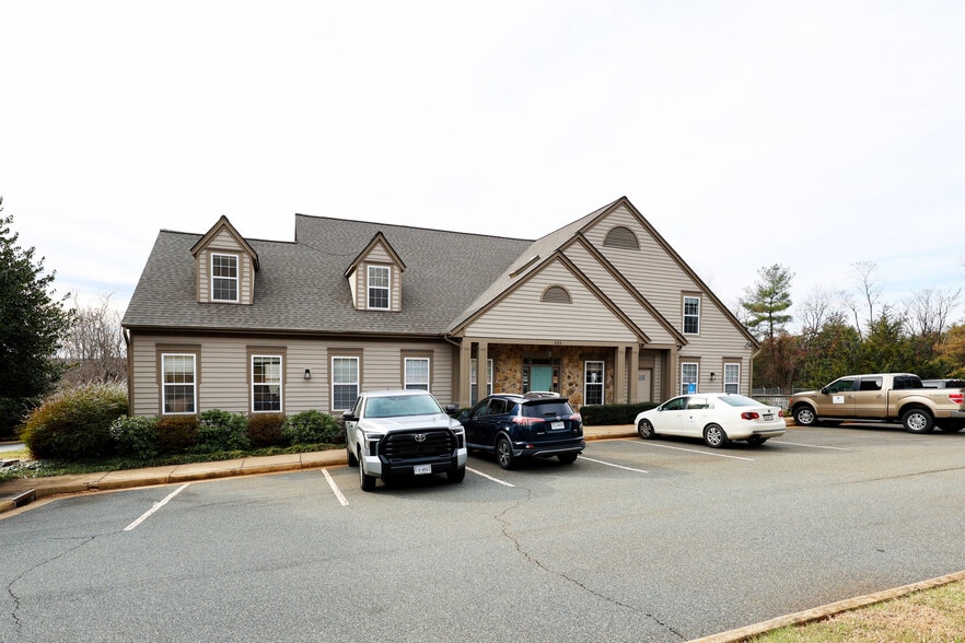 660 Hunters Pl, Charlottesville, VA for lease - Building Photo - Image 2 of 5