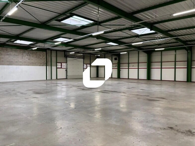 Flex in Saint-Thibault-des-Vignes for lease - Interior Photo - Image 3 of 11