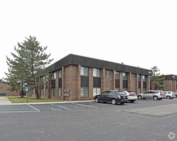 637 E Big Beaver Rd, Troy, MI for lease - Primary Photo - Image 1 of 3