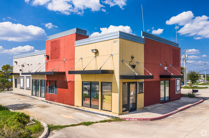 3211 Commercial Cir, New Braunfels, TX for sale - Primary Photo - Image 1 of 3