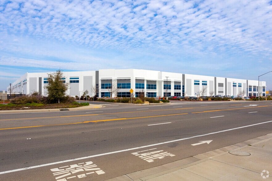 1207 E Grant Line Rd, Tracy, CA for lease - Building Photo - Image 3 of 4