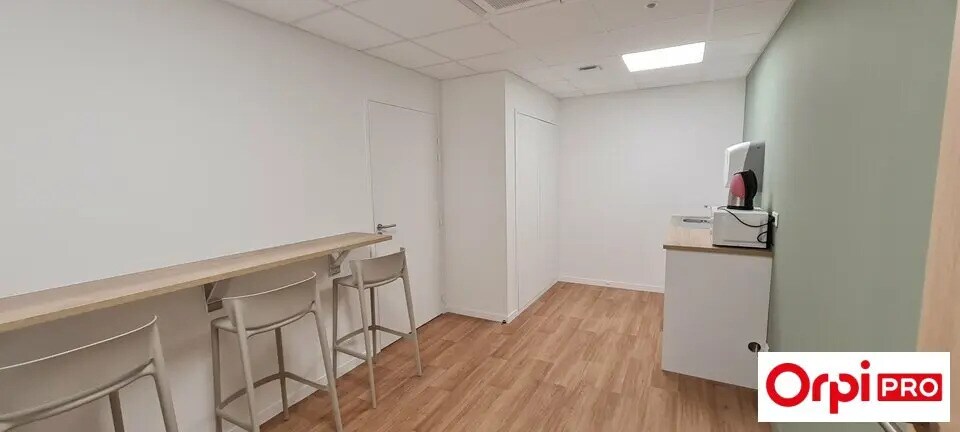 Office in Saint-Brieuc for lease - Interior Photo - Image 2 of 5