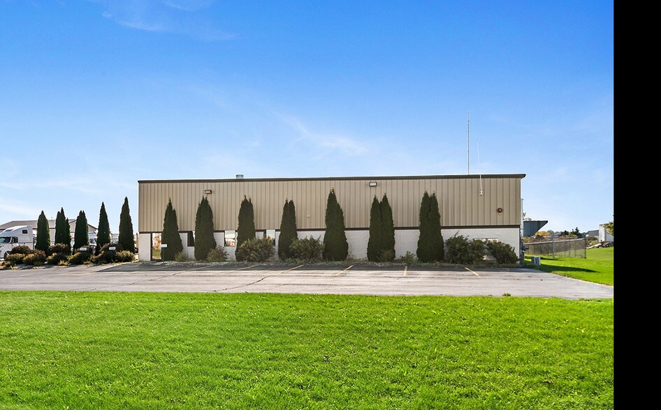 8519 Storage Dr, Franksville, WI for sale - Primary Photo - Image 1 of 1