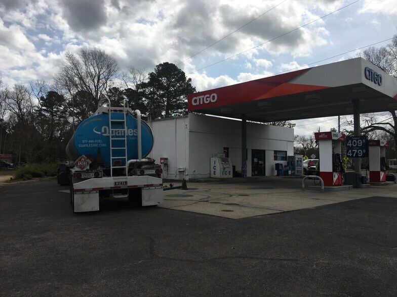 4447 Irvington Rd, Irvington, VA 22480