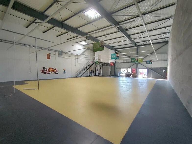 Retail in Bourgoin-Jallieu for sale - Interior Photo - Image 1 of 9