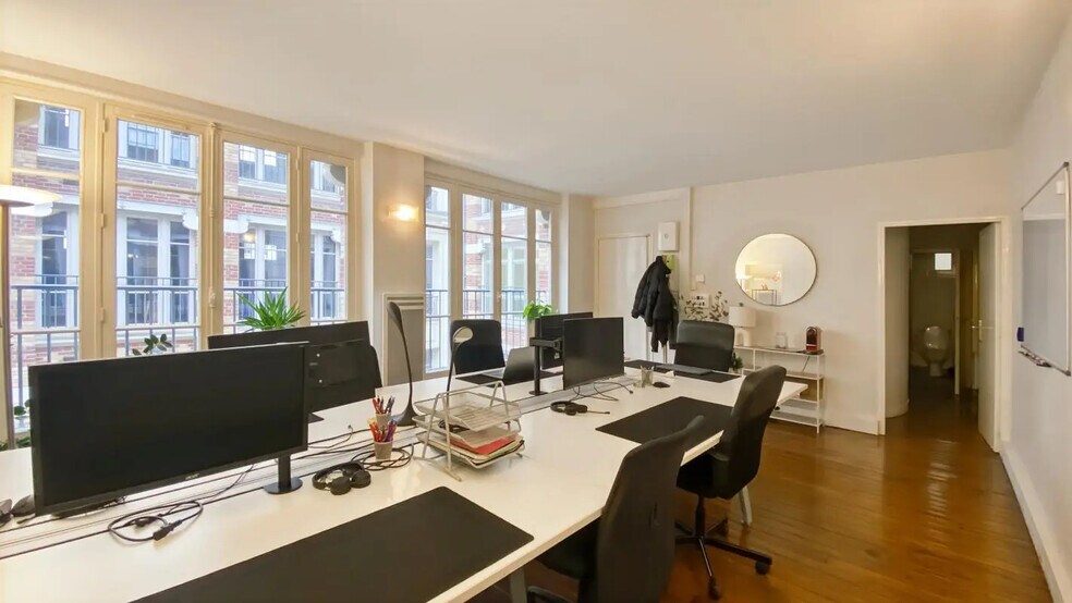 Office in Paris for lease - Building Photo - Image 1 of 8