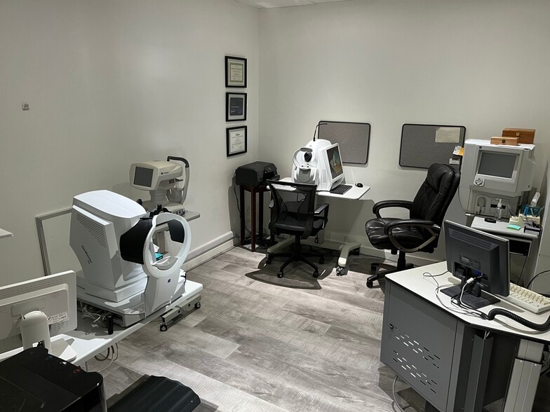 10884 Santa Monica Blvd, Los Angeles, CA for lease - Interior Photo - Image 1 of 10