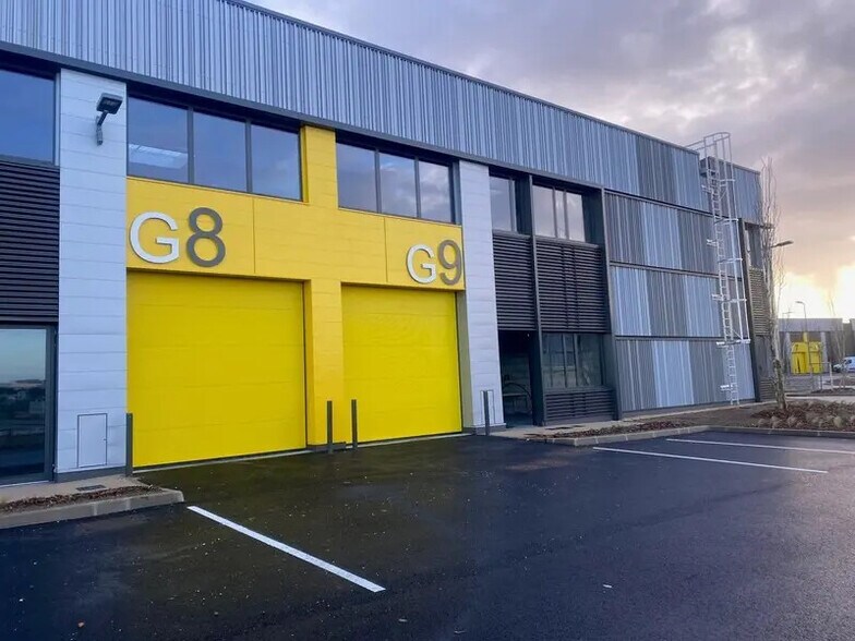 Flex in Poissy for lease - Building Photo - Image 2 of 4