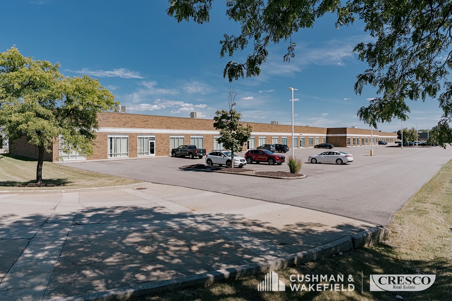6551-6571 Cochran Rd, Solon, OH for lease - Building Photo - Image 2 of 3