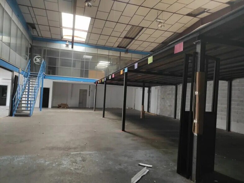 Industrial in Vitrolles for lease - Interior Photo - Image 2 of 4
