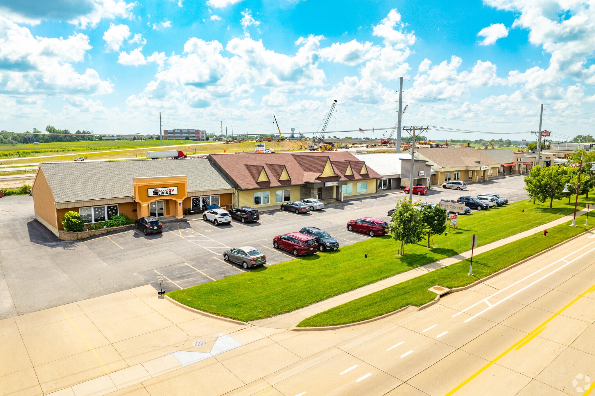 750-768 Center Point Rd, Hiawatha, IA for lease Primary Photo- Image 1 of 7