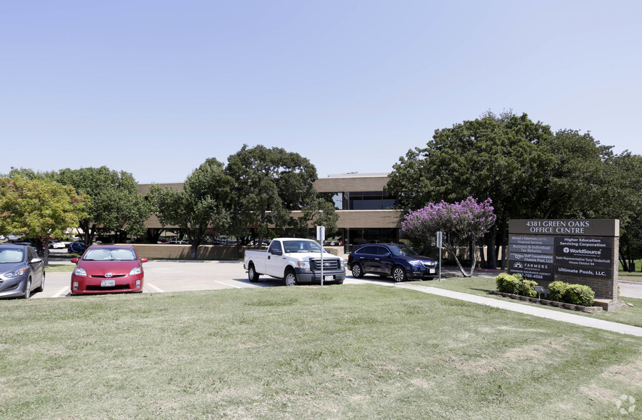 4381 W Green Oaks Blvd, Arlington, TX for lease - Primary Photo - Image 1 of 13