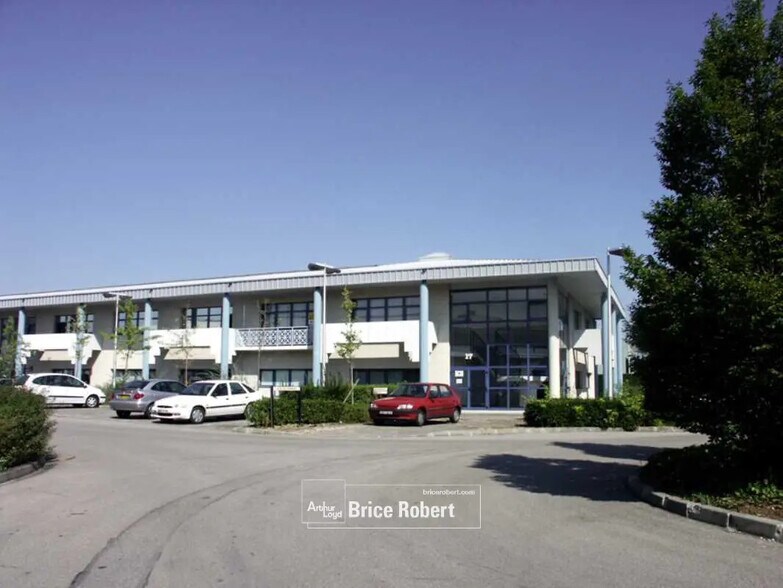 Office in Bron for lease - Building Photo - Image 1 of 10