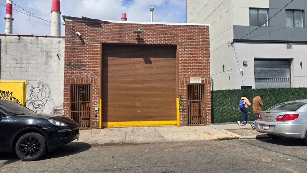 3722 10th St, Long Island City, NY for lease - Building Photo - Image 2 of 9
