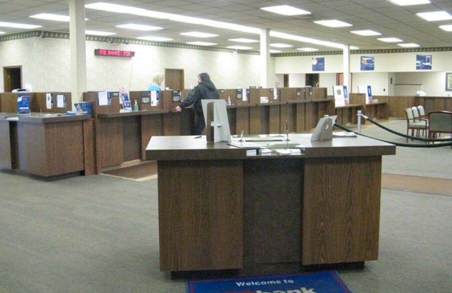 300 First Ave, Rock Falls, IL for lease - Interior Photo - Image 2 of 15