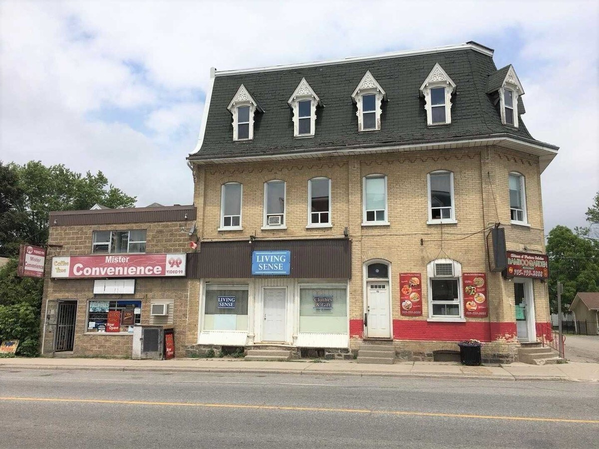 1317 King St E, Omemee, ON K0L 2W0