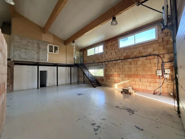 Flex in Villecroze for lease - Interior Photo - Image 2 of 10