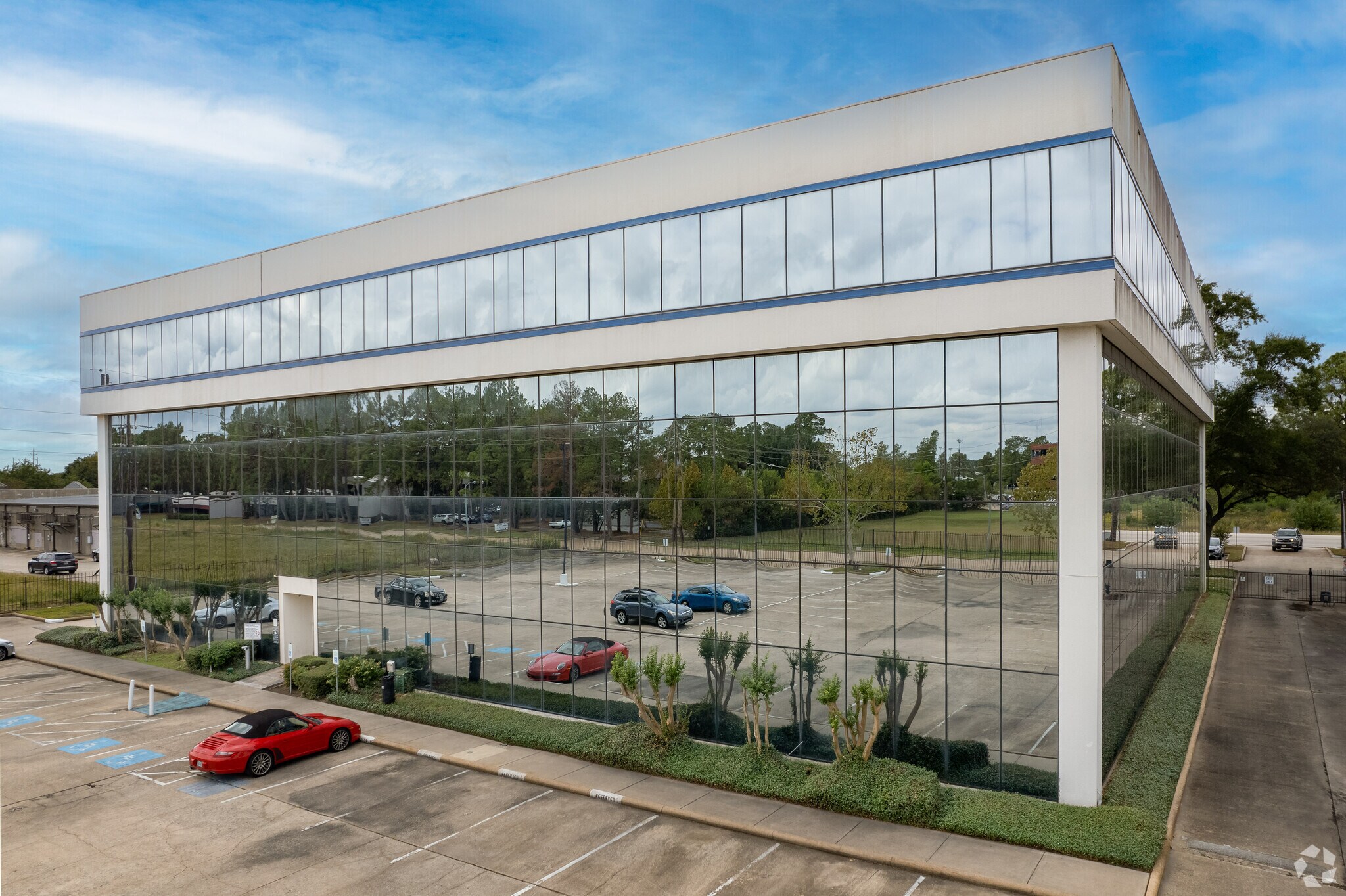 13700 Veterans Memorial Dr, Houston, TX for sale Primary Photo- Image 1 of 1