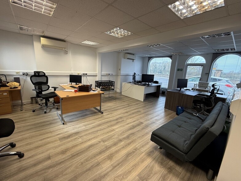 81-82 Portsmouth Rd, Surbiton for lease - Interior Photo - Image 3 of 4