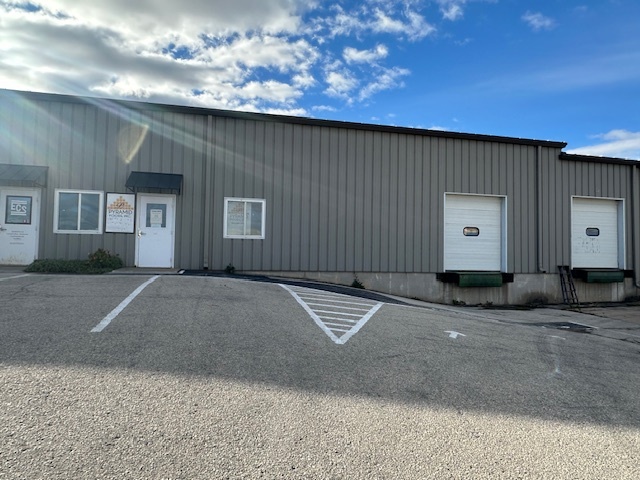 1060 Breezewood Ln, Neenah, WI for sale - Building Photo - Image 1 of 1