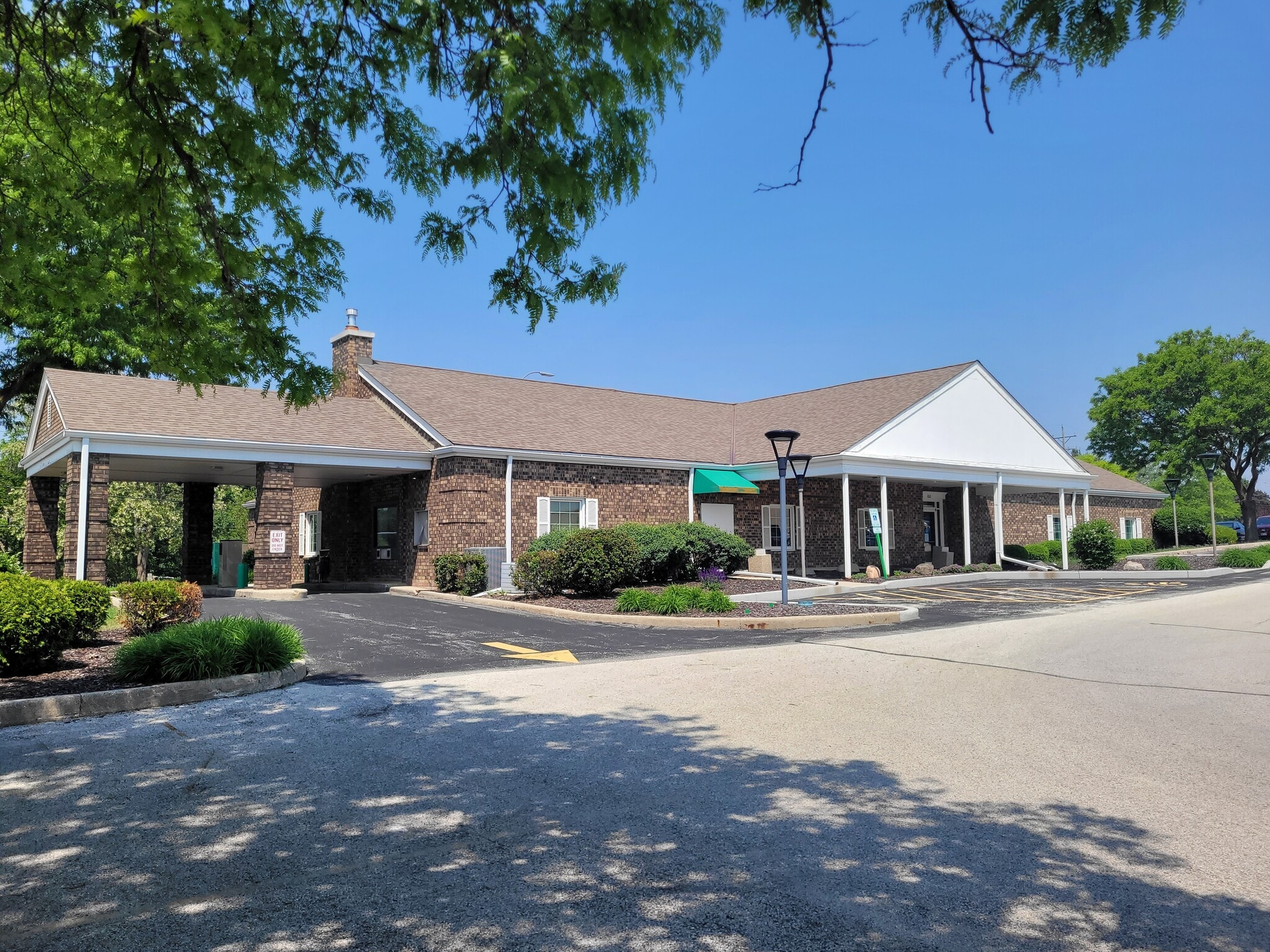 100 E Sunset Dr, Waukesha, WI for lease Building Photo- Image 1 of 7