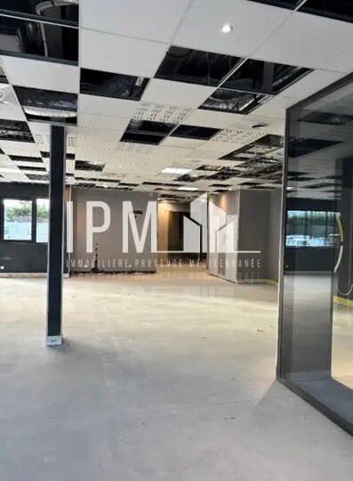 Retail in Éguilles for lease - Interior Photo - Image 3 of 6