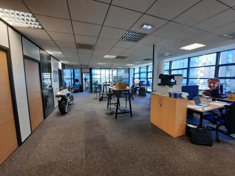 Office in Rouen for lease - Building Photo - Image 2 of 10