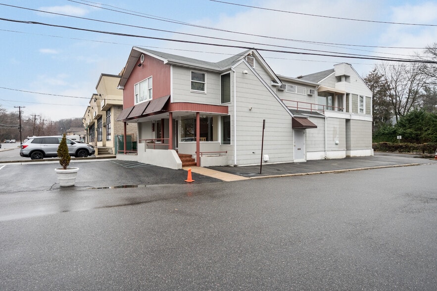 62 Glen Cove Rd, Roslyn Heights, NY for lease - Building Photo - Image 1 of 41